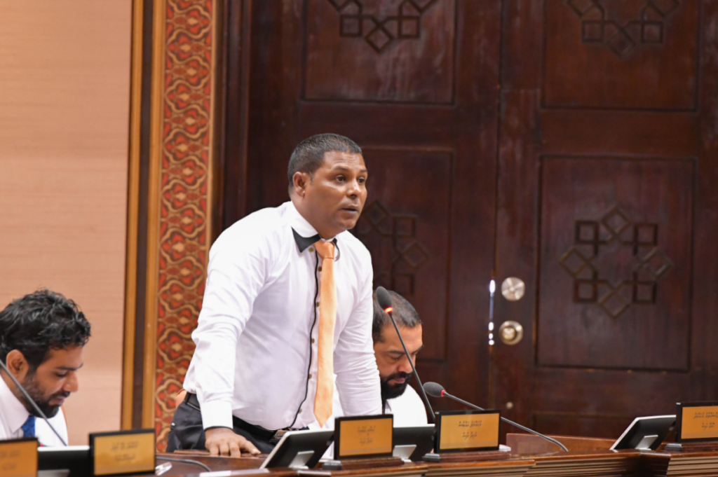 ރައްޔިތުންގެ މަޖިލީހުގެ ވެލިދޫ ދާއިރާގެ މެންބަރު މުހައްމަދު އައްބާސް މަޖިލިހުގެ ޖަލްސާއެއްގައި ވާހަކަދައްކަނީ/ފޮޓޯ ރައީސް އޮފީސް