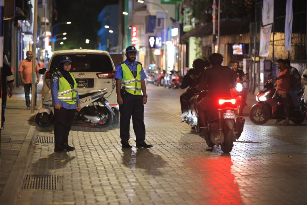 މާލޭގެ މަގުތައް ބެލެހެއްޓުމުގައި ފުލުހުން ހަރަކާތްތެރިވަނީ: ފޮޓޯ/ޕޮލިސް މީޑިއާ