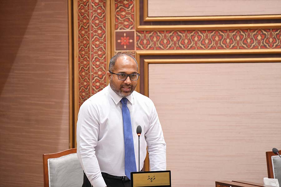 މިނިސްޓަރ އިހްސާން މަޖިލީހުގެ ޖަލްސާގައި ވާހަކަ ދައްކަވަނީ/ފޯޓޯ މަޖިލިސް