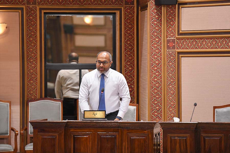 މިނިސްޓަރ އިހްސާން މަޖިލީހުގެ މިއަދު ޖަލްސާގައި ވާހަކަ ދައްކަވަނީ/ފޯޓޯ މަޖިލިސް