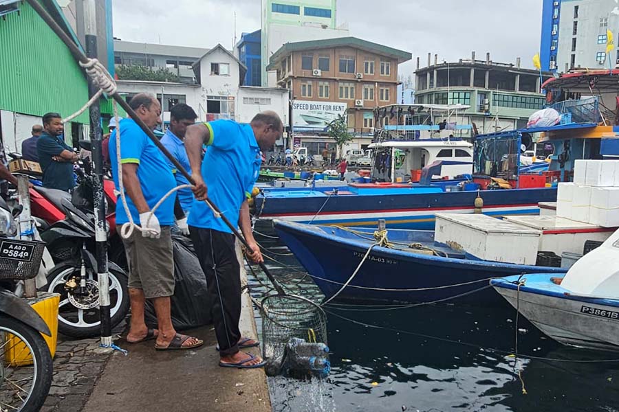 މާލޭސިޓީ ކައުންސިލްގެ ފަރާތުން މާލޭގެ އުތުރުފަރާތު ފަޅުތެރޭގައި ހުރި ޕްލާސްޓިކް ފުޅިތަކެއް ނަގަނީ/ފޮޓޯ ހިރިނިއުސް