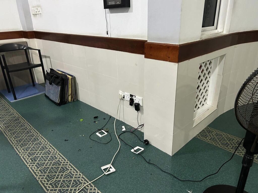 ފުރުގާން މިސްކިތަށް ދީފައިވާ ބައެއް ގެއްލުންތައް/ފޮޓޯ އާދަމް ނިޝާން