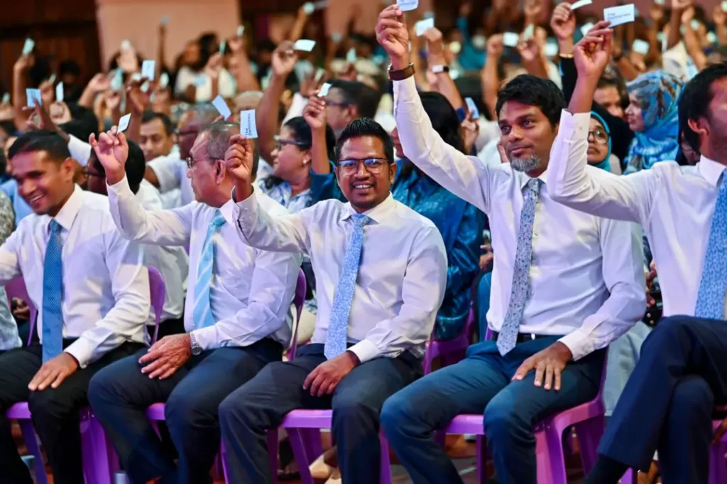 ޑެމްސްގެ އިސްބޭފުޅުން ޖަލްސާއެއްގައި/ފޮޓޯ މިހާރު