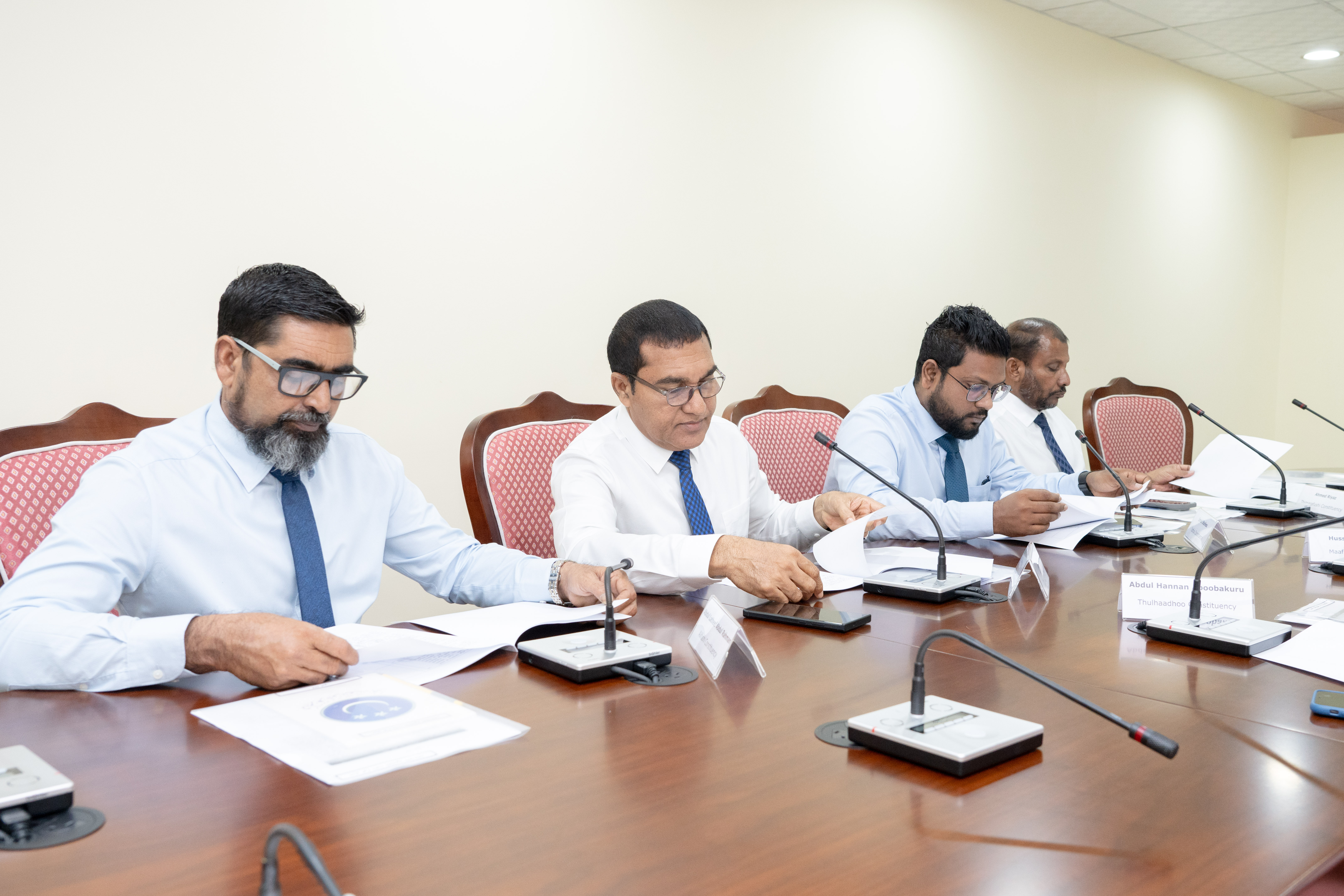 ހަތްދިހަ އަހަރާ ހަމައަށް ވަޒީފާގައި ތިބެވޭގޮތަށް ބަދަލުކޮށްފި