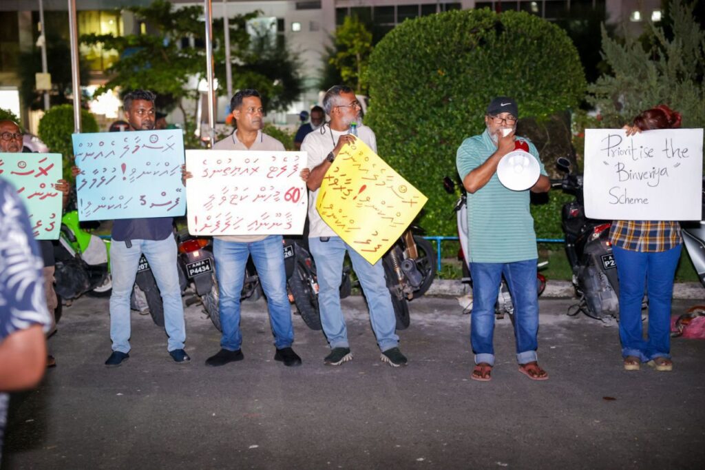 ގޯއްޗާއި ފުލެޓު ލިބުން ލަސްވާތީ މީހުން މުޒާހަރާ ކުރަނީ