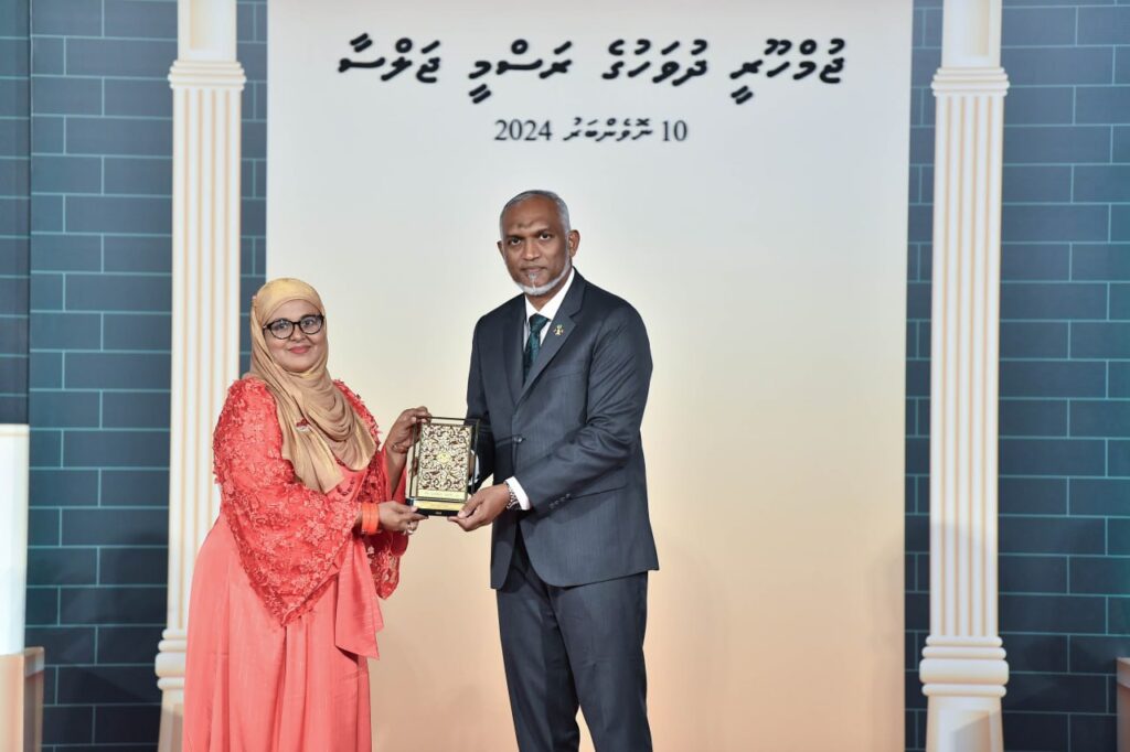 ދައުލަތަށް ޚިދުމަތް ކޮށްދެއްވާފައިވާ ބޭފުޅަކަށް ރައީސް އިނާމް ދެއްވަނީ: ފޮޓޯ ރައީސް އޮފީސް