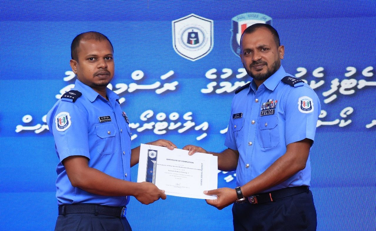 ބާވަންނަ ފުލުހަކަށް ސެޓްފިކެޓު ދީފި