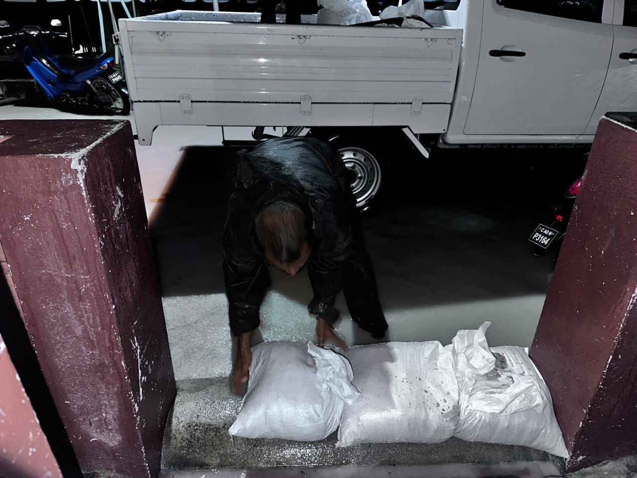 މާލޭގައި ފެންބޮޑުވެ ބައެއް ގެތަކަށް ފެން ވަންނަން ފަށައިފި