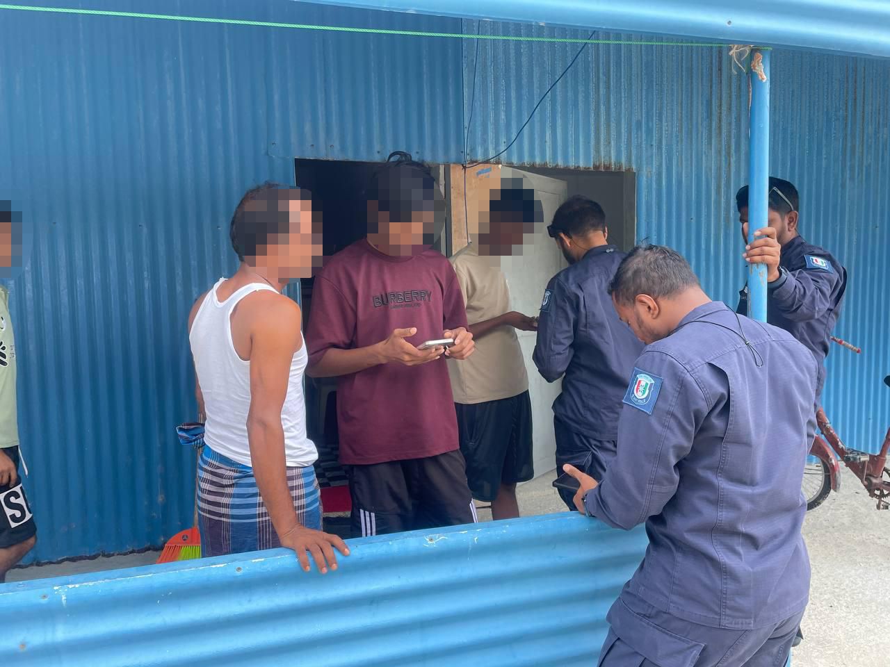 ގަވާއިދާ ޚިލާފަށް އަލިފުށީގައި އުޅޭ ބިދޭސީން ހޯދަނީ