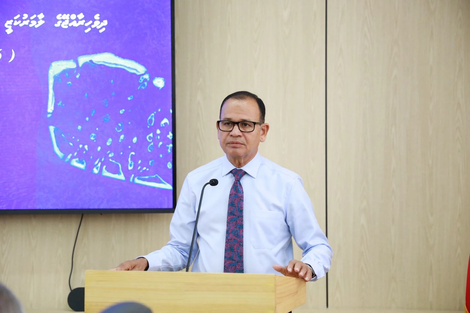 ރައްޔިތުން ވަނީ ލާމަރުކަޒީ ނިޒާމް ބަލައިގެންފައި: މިނިސްޓަރ