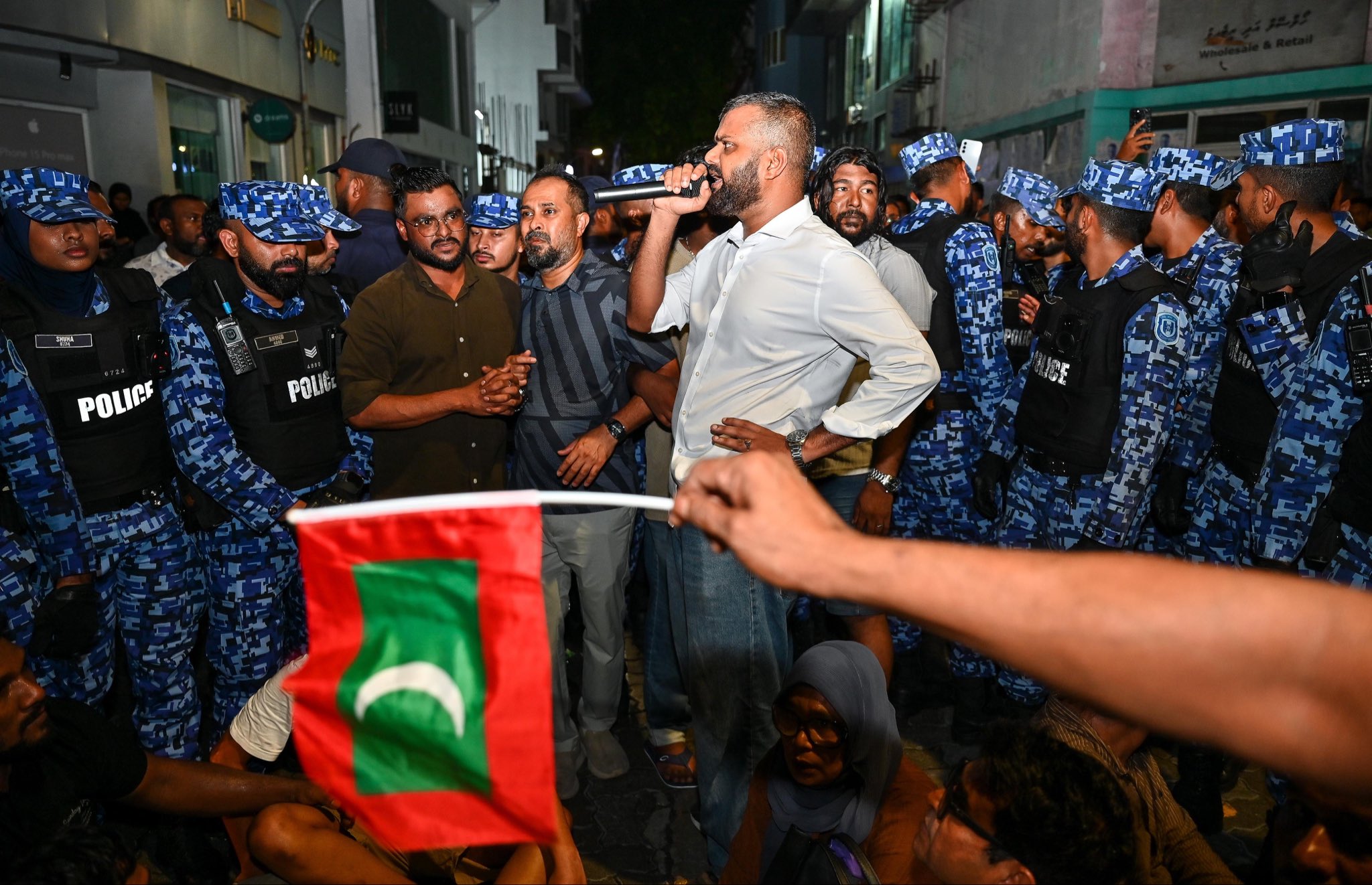 ރޭގެ އިހްތިޖާޖުގައި ފުލުހެއްގެ ލޯމަތި ފެޅި އަނިޔާވެއްޖެ